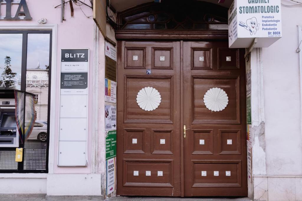 ☆ Bulevard Apartments ☆ Арад Екстериор снимка