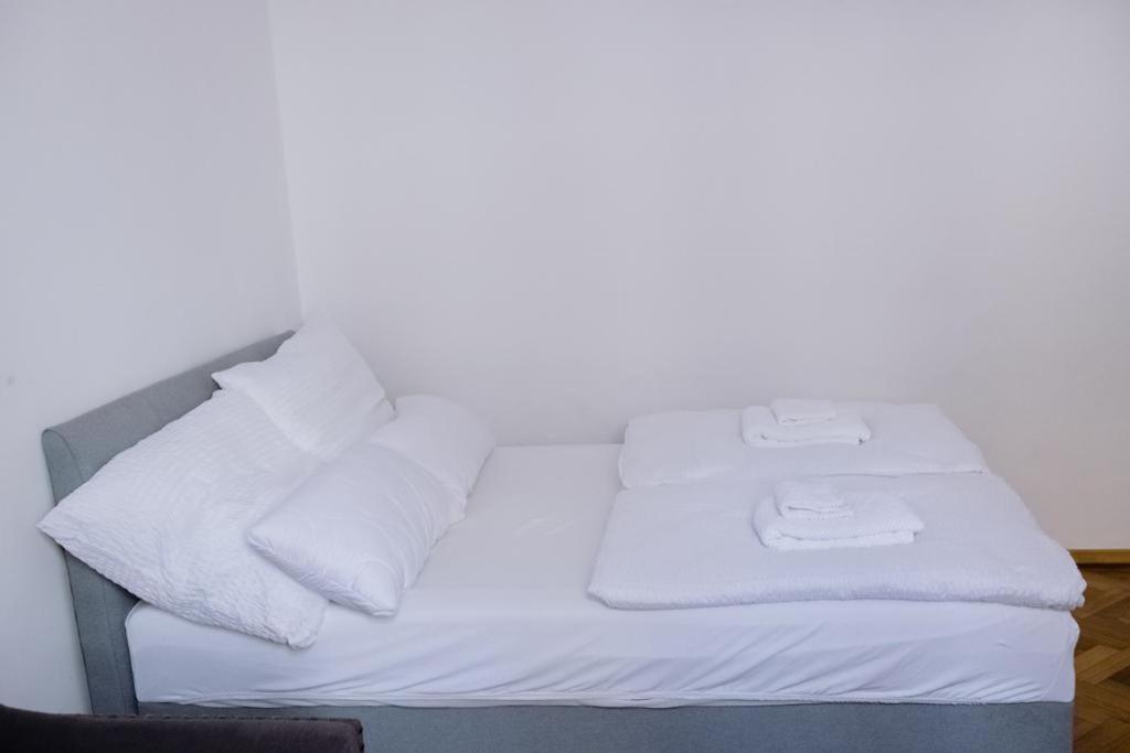 ☆ Bulevard Apartments ☆ Арад Екстериор снимка