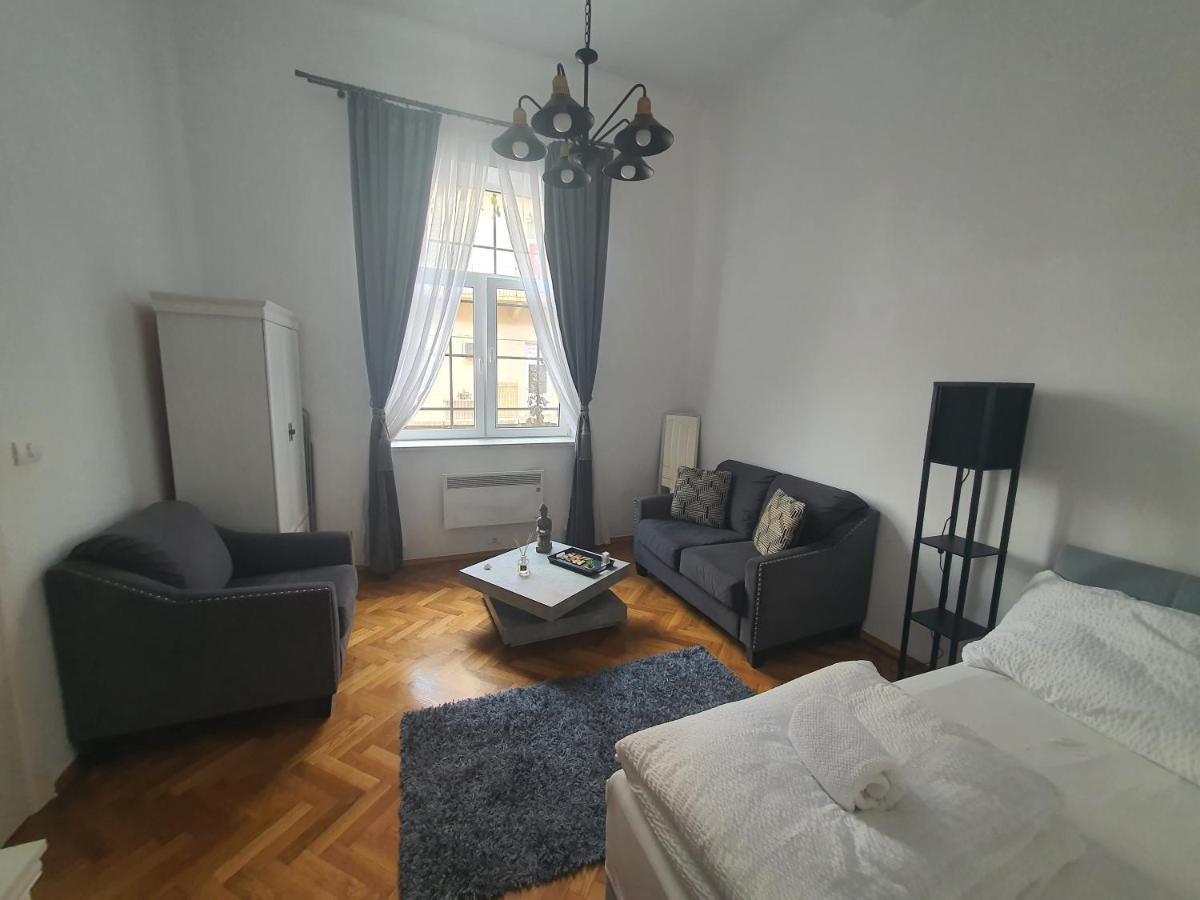 ☆ Bulevard Apartments ☆ Арад Екстериор снимка